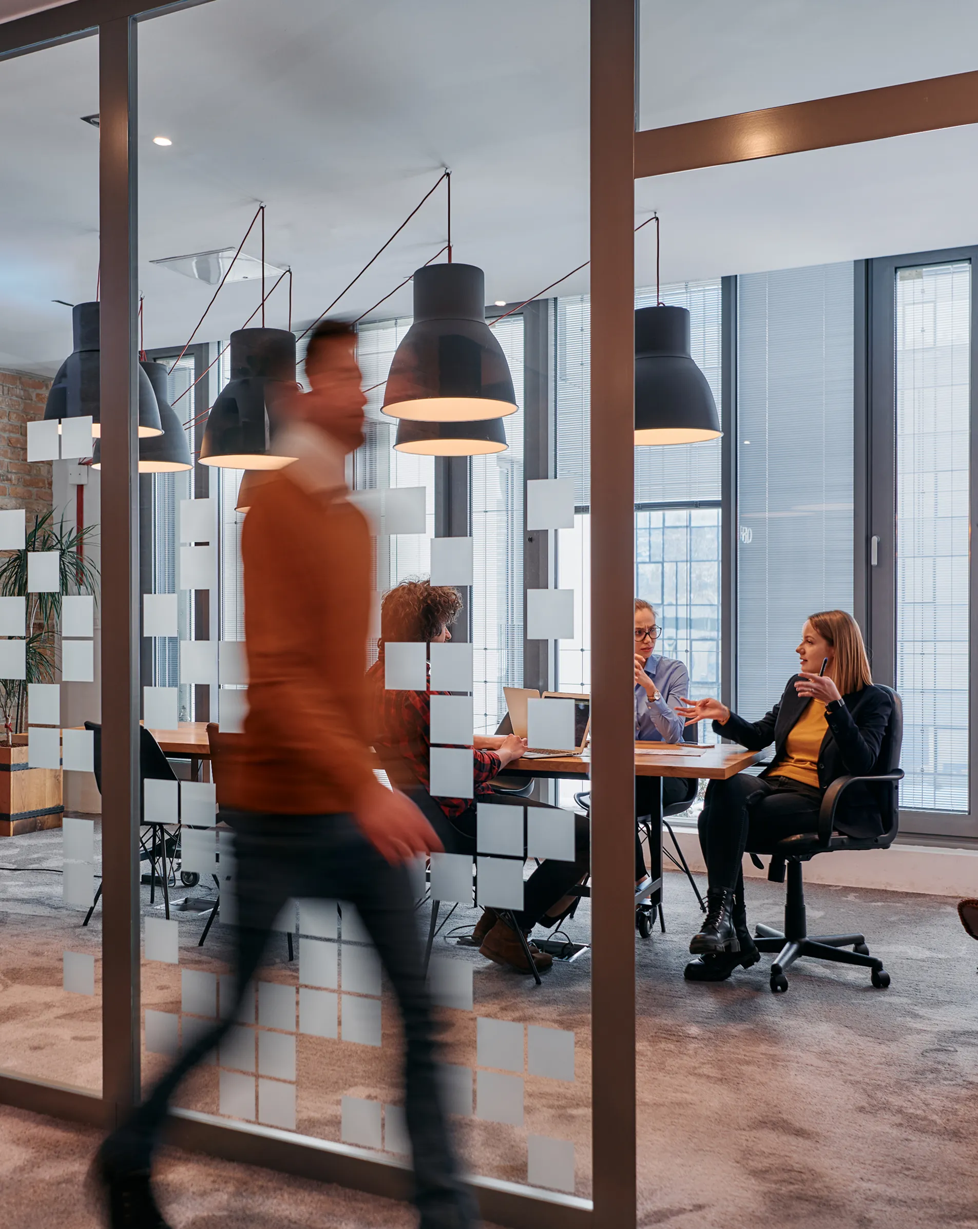 Equipo de trabajo colaborando en oficina moderna